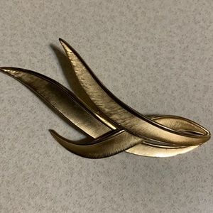 Vintage Trifari gold tone broach (298)